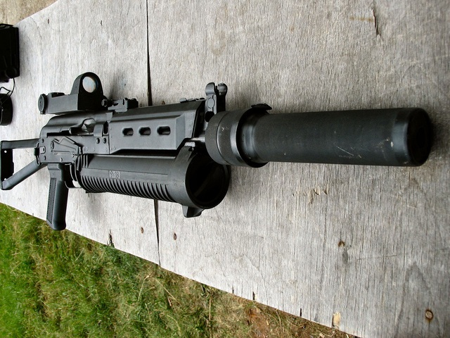 
Súng bắn đạn ngắn liên thanh PP-19 Bizon-2 9mm.
