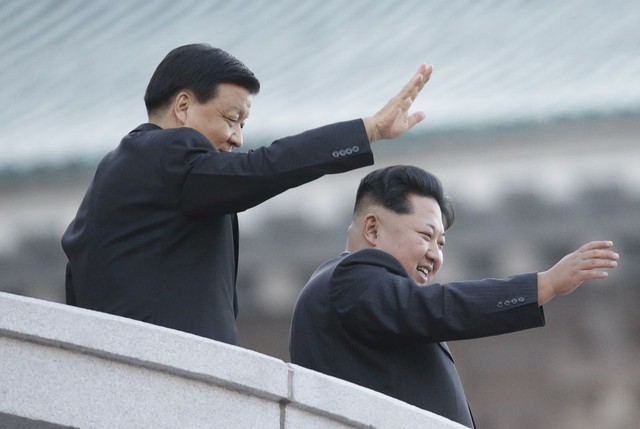 Lãnh đạo Triều Tiên Kim Jong Un và Ủy viên thường vụ Bộ chính trị Trung Quốc Lưu Vân Sơn (trái) tại lễ duyệt binh hôm 10/10 ở Bình Nhưỡng.