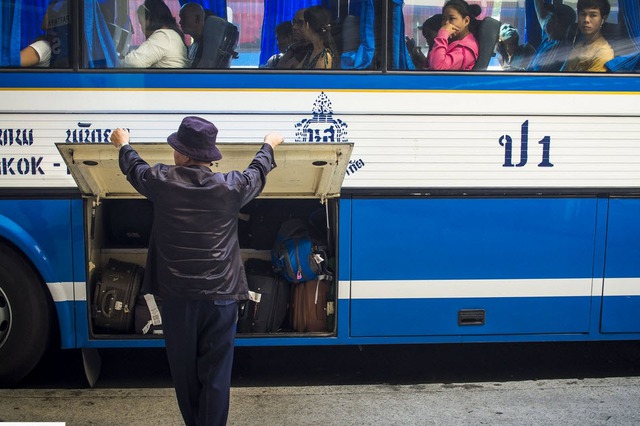 Hàng triệu người Thái Lan trở lại Bangkok sau kỳ nghỉ Tết dài vào cuối tuần. Hành khách ngồi trên xe bus ở Bangkok (ảnh).