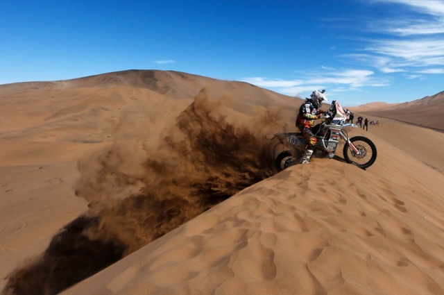 Tay đua người Argentina, Jorge Lacunza mắc kẹt trên đỉnh đụn cát trong cuộc đua trường Dakar Rally ở Copiapo, Chile.