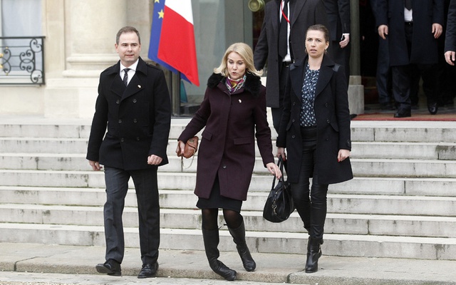 Thủ tướng Đan Mạch Helle Thorning-Schmidt bị trượt chân khi rời điện Elysee, sau khi tham dự lễ tuần hành phản đối khủng bố ở Paris, Pháp.