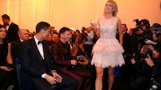 Vắng Irina, Cris Ronaldo thoải mái ngắm... váy người đẹp