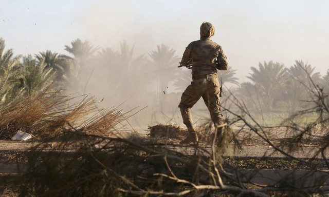 Chiến binh Hồi giáo dòng Shiite xả đạn trong cuộc giao tranh với nhóm phiến quân Nhà nước Hồi giáo (IS) ở Baghdad, Iraq.