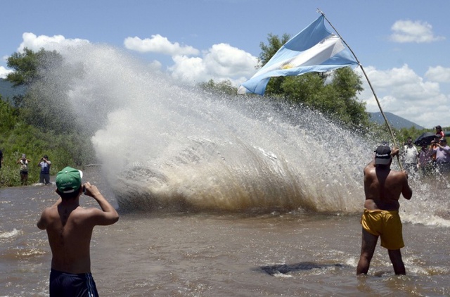 Các tay đua tham gia chặng 11 của cuộc đua ô tô đường chường Dakar Rally 2015 từ Salta tới Termas de Rio Hondo, Argentina.