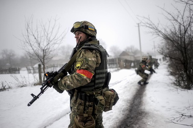 Binh sĩ quân đội Ukraine tuần tra tại ngôi làng Orekhovo ở vùng Luhansk, miền đông Ukraine.