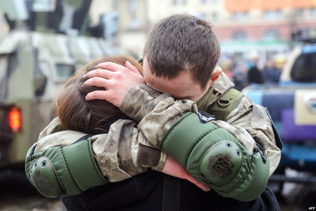 Binh sĩ Ukraine ôm chia tay vợ tại thủ đô Kiev, để lên đường chiến đấu ở miền đông.
