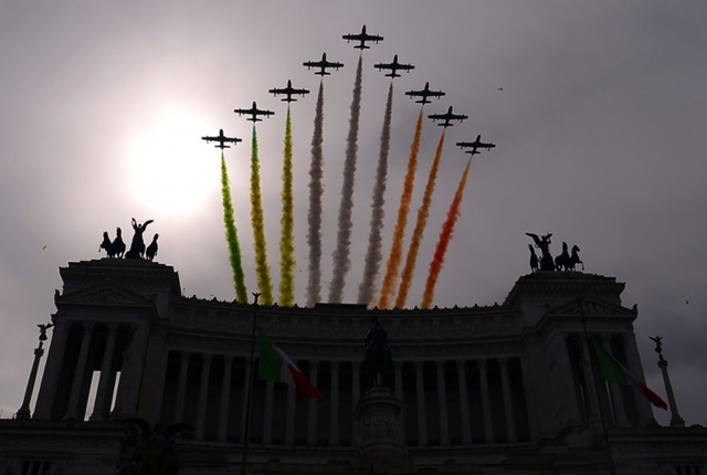 Phi đội bay trình diễn Frecce Tricolori của Không quân Italia nhả khói màu hình cờ nước này trên đài tưởng niệm các chiến sĩ vô danh ở thủ đô Rome.