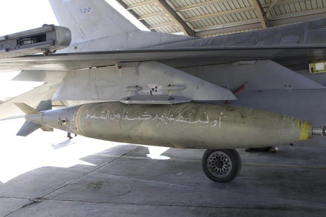Một quả bom được lắp lên máy bay chiến đấu của Không quân Jordan trước khi thực không kích nhằm vào nhóm phiến quân Nhà nước Hồi giáo ở Raqqa, Syria.