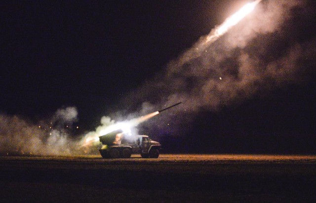 Quân nhân Ukraine phóng tên lửa Grad về phía lực lượng ly khai thân Nga ở ngoại ô thị trấn Debaltseve.