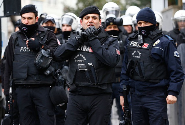 Cảnh sát chống bạo động Thổ Nhĩ Kỳ đứng bảo vệ gần Trung tâm hội nghị Istanbul, nơi diễn ra cuộc họp giữa các Bộ trưởng tài chính và Thống đốc Ngân hàng trung ương của các nước thuộc nhóm G20.