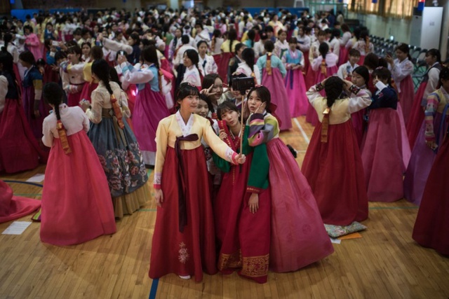 Các thiếu nữ Hàn Quốc chụp ảnh trong trang phục hanbok trước lễ trưởng thành tại trường nữ sinh Dongmyeong, thành phố Seoul.