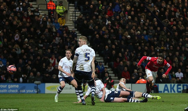 Ander Herrera ghi bàn trong trùng vây của Preston