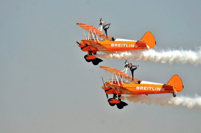 Thành viên của đội Breitling Wingwalkers trình diễn tại triển lãm hàng không Aero India 2015 ở thành phố Bengaluru, Ấn Độ.