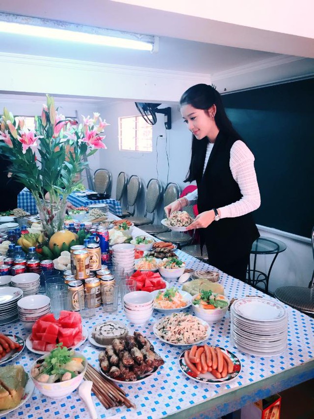 Á hậu Việt Nam tập họp ăn uống với đại gia đình