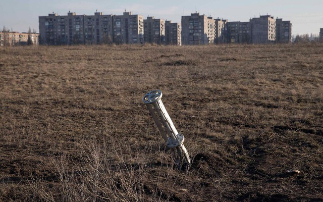 Vỏ đạn chùm găm trên mặt đất bên ngoài các tòa nhà chung cư ở thị trấn Yenakiieve, miền đông Ukraine.