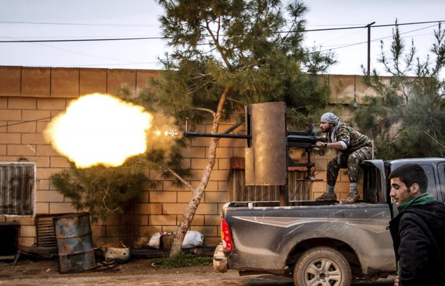 Chiến binh người Kurd xả súng phòng không nhằm vào phiến quân Nhà nước Hồi giáo (IS) tại thị trấn Tel Tamr, Syria.