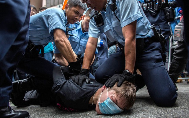 Cảnh sát Hong Kong bắt giữ một người biểu tình phản đối thương mại ngang hàng giữa Hong Kong và Trung Quốc đại lục.