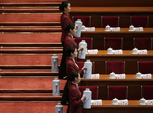 Lễ tân chờ để phục vụ nước cho các đại biểu tại phiên khai mạc quốc hội Trung Quốc ở thủ đô Bắc Kinh.