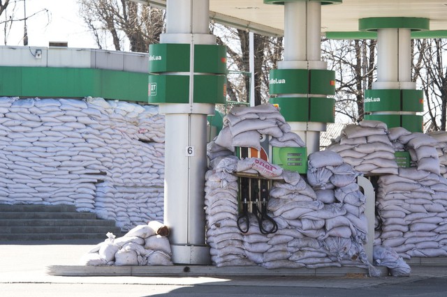 Trạm xăng được gia cố bằng các bao tải cát để bảo vệ khỏi các vụ nổ do giao tranh tại thành phố Donetsk, miền đông Ukraine.