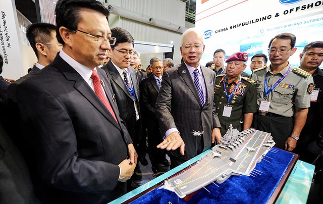 Ông Datuk Seri Najib Tun Razak tham quan phòng trưng bày tại triển lãm LIMA.
