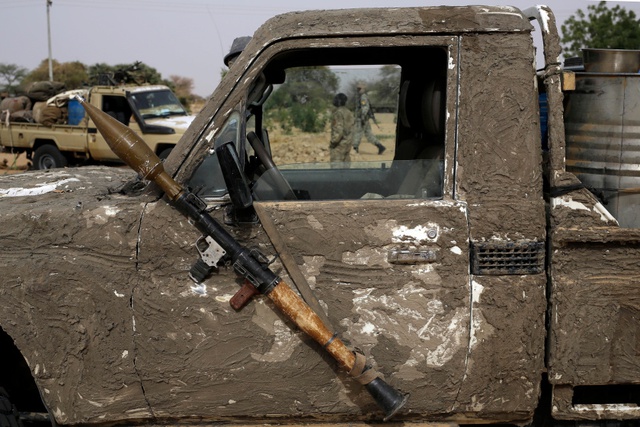 Súng phóng rocket vác vai được treo trên xe tải Chadian ở Damasak, Nigeria.