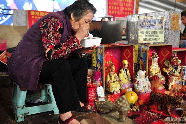 Cô Triệu là một trong những cô đồng làm nghề “đánh kẻ tiểu nhân”.  Có những ngày, cô thậm chí còn không có thời gian để ăn cơm trưa.