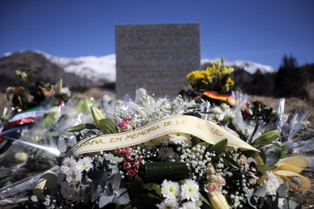 Hoa và một tấm bia tưởng niệm các nạn nhân thiệt mạng được đặt tại địa điểm máy bay của hãng hàng không Germanwings rơi ở núi Alps, Pháp.