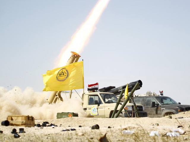 Chiến binh Hồi giáo dòng Shiite phóng rocket nhằm vào phiến quân Nhà nước Hồi giáo (IS) ở Tikrit, Iraq.