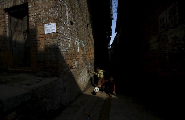 Trẻ em chơi bóng đá trong một con ngõ hẹp tại thành phố Bhaktapur, Nepal.