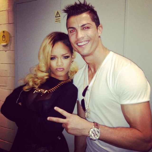 Chắc anh bạn thân Ronaldo đã truyền tình yêu Man United cho Rihanna