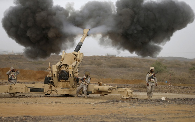 Quân đội Ả-rập Xê-út nã trọng pháo qua biên giới nhằm vào vị trí do phiến quân Houthi chiếm đóng ở Yemen.