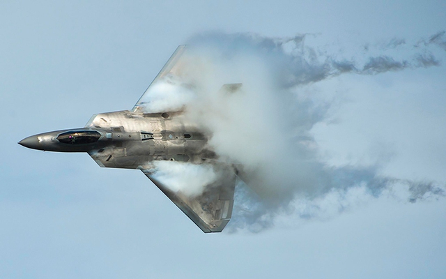 Tiêm kích F-22 Raptor của Không quân Mỹ bay lượn trên bầu trời tại căn cứ không quân Tyndall gần thành phố Panama, bang Florida.