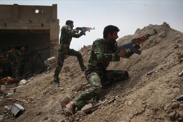 Các chiến binh tình nguyện chiến đấu với phiến quân Nhà nước Hồi giáo (IS) ở Ibrahim Bin Ali, Iraq.