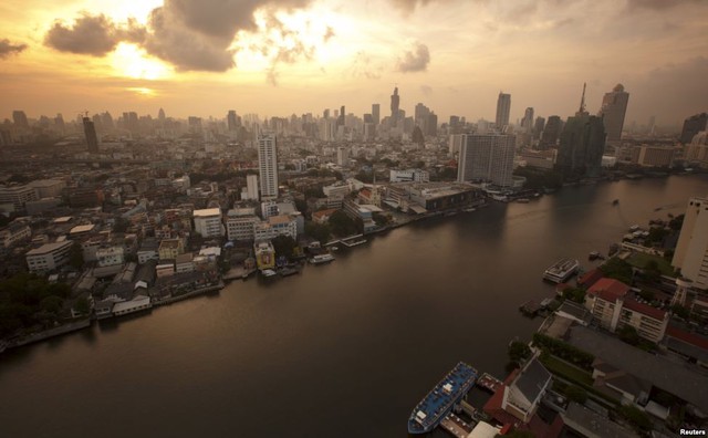 Cảnh tượng bình minh trên những tòa nhà cao tầng và dòng sông Chao Phray ở thành phố Bangkok, Thái Lan.