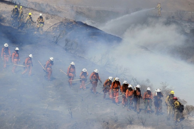 Lính cứu hỏa chiến đấu với một đám cháy rừng gần thành phố Los Angeles, Mỹ.