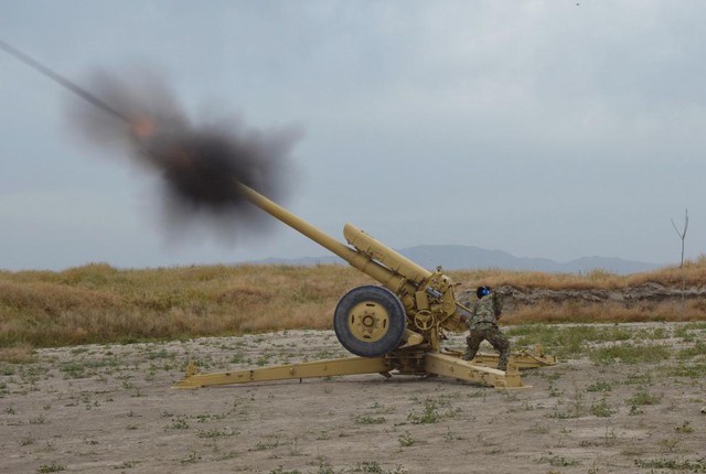 Binh sĩ quân đội quốc gia Afghanistan nã pháo nhằm vào phiếu quân Taliban ở Kunduz.