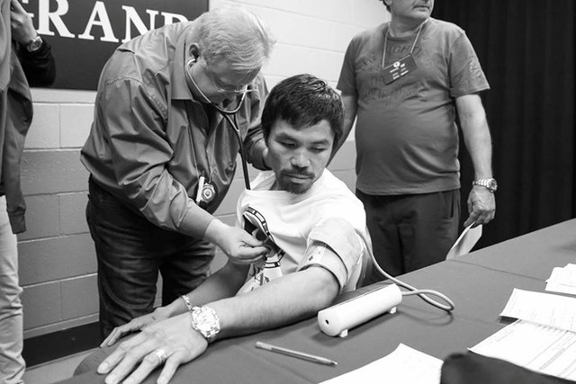 Pacquiao kiểm tra y tế trước giờ G