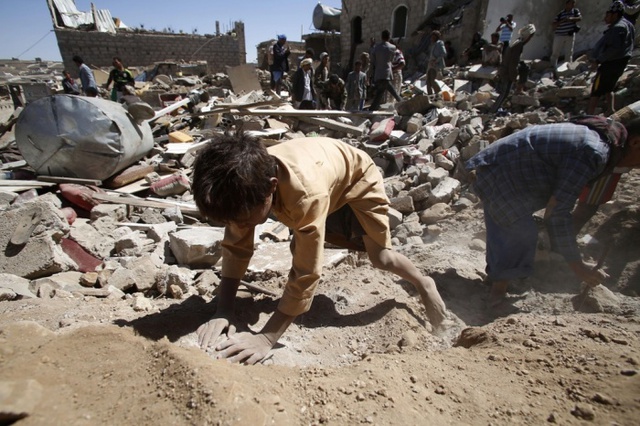 Cậu bé bới đống đổ nát của những ngôi nhà bị phá hủy trong đợt không kích cua liên quân do Ả-rập Xê-út đứng đầu nhằm vào thành phố Sana’a, Yemen.