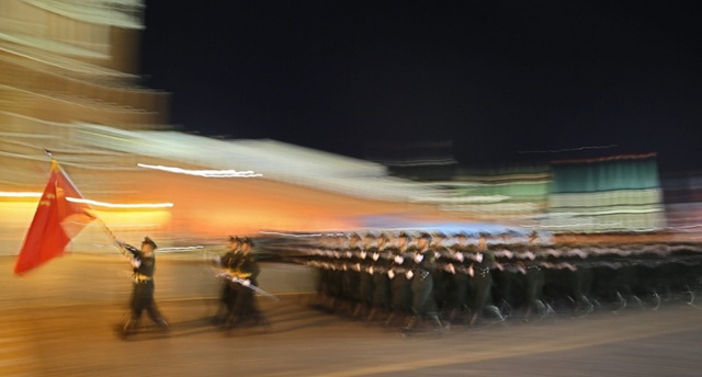Quân nhân Trung Quốc luyện tập chuẩn bị cho lễ duyệt binh mừng Ngày chiến thắng 9/5 tại Moscow, Nga.