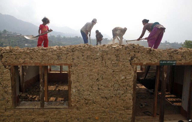 Một gia đình làm việc để xây lại ngôi nhà bị phá hủy bởi động đất ở Lalitpur, Nepal.