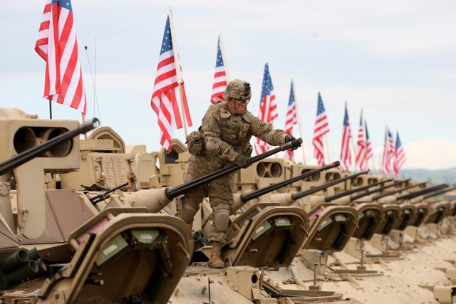 Một binh sĩ Mỹ chuẩn bị cho cuộc tập trận Noble Partner 2015 tại một căn cứ quân sự ở Vaziani, Georgia, Mỹ.