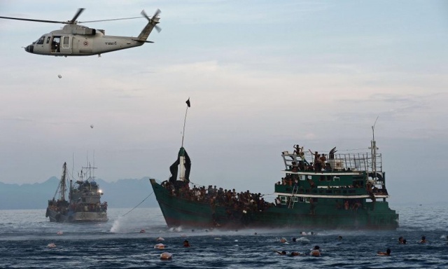 Máy bay trực thăng của quân đội Thái Lan thả thực phẩm cho những người nhập cư nhảy khỏi tàu tại vùng biển Andaman, Thái Lan.