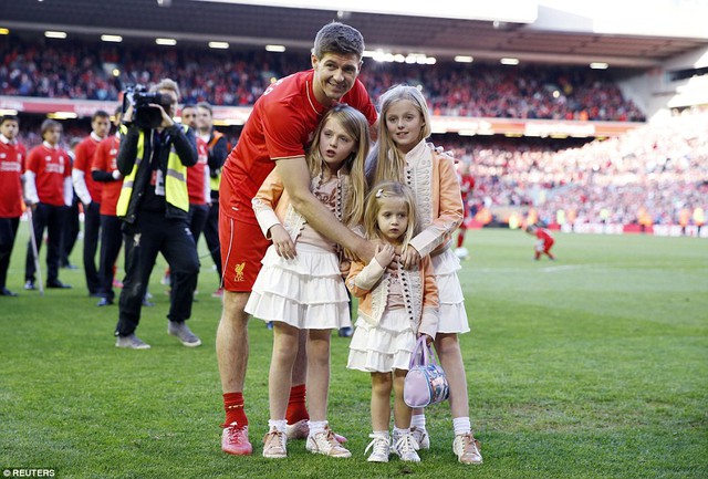 Huyền thoại sống của Liverpool chào NHM bên cạnh 3 cô con gái xinh đẹp