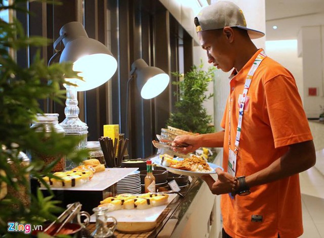 Trong khách sạn, các cầu thủ cũng được phục vụ ăn sáng miễn phí, bếp ăn luôn sẵn sàng 24/24 với nhiều món ngon hợp khẩu vị