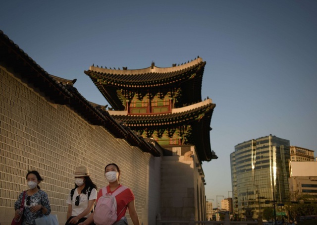 Mọi người đeo khẩu trang đi qua cung điện Gyeongbokgung trong bối cảnh dịch Mers lan nhanh ở thủ đô  Seoul, Hàn Quốc.