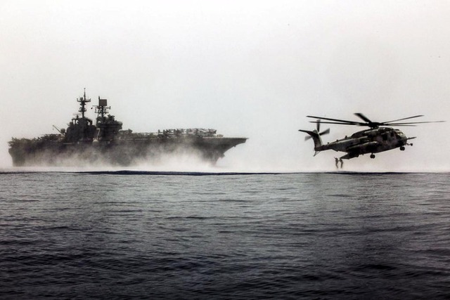 Lính thủy đánh bộ Mỹ nhảy khỏi một chiếc trực thăng CH-53E Super Stallion xuống biển gần tàu đổ bộ USS Iwo Jima trong cuộc tập trận ở vịnh Aden.