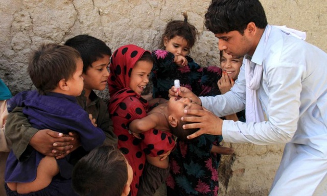 Nhân viên y tế cho trẻ em uống vắc-xin phòng bại liệt ở vùng ngoại ô thành phố Jalalabad, Afghanistan.