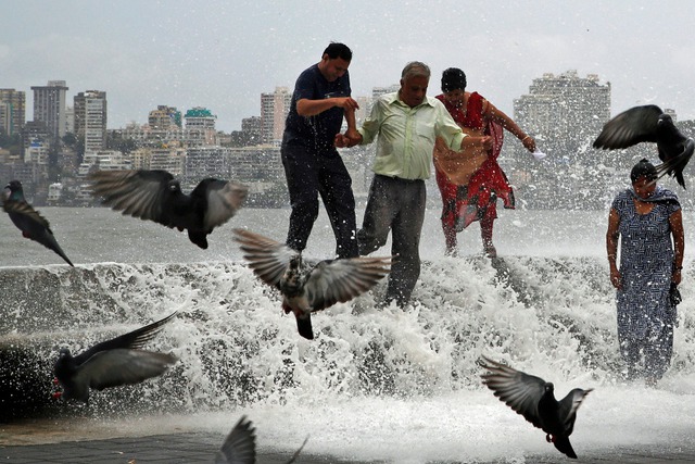 Sóng thủy triều đánh vào đê biển tại thành phố Mumbai, Ấn Độ.