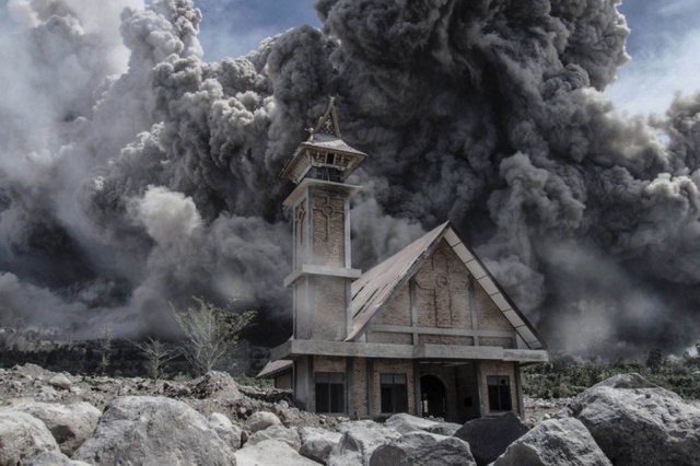 Một nhà thờ bỏ hoang bị bao phủ bởi tro bụi phun trào dữ dội từ núi lửa Sinabung ở tỉnh North Sumatra, Indonesia.