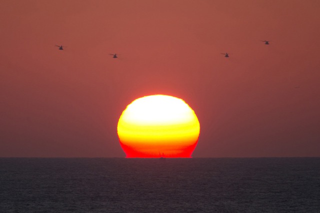 Trực thăng quân sự bay lúc hoàng hôn trên biển Địa Trung Hải gần Ashdod, Israel.